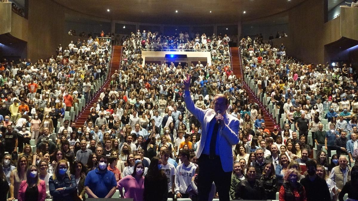 El alcalde de Vigo, Abel Caballero, con centenares de familiares y alumnos, durante la charla informativa que se celebró en la tarde de este lunes a aquellos que irán a las islas británicas en octubre.