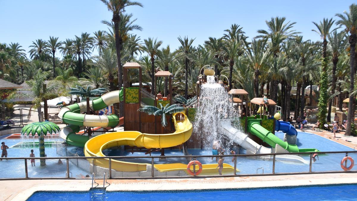 La visita se refresca en el Splash Park, un parque acuático con 16 toboganes.