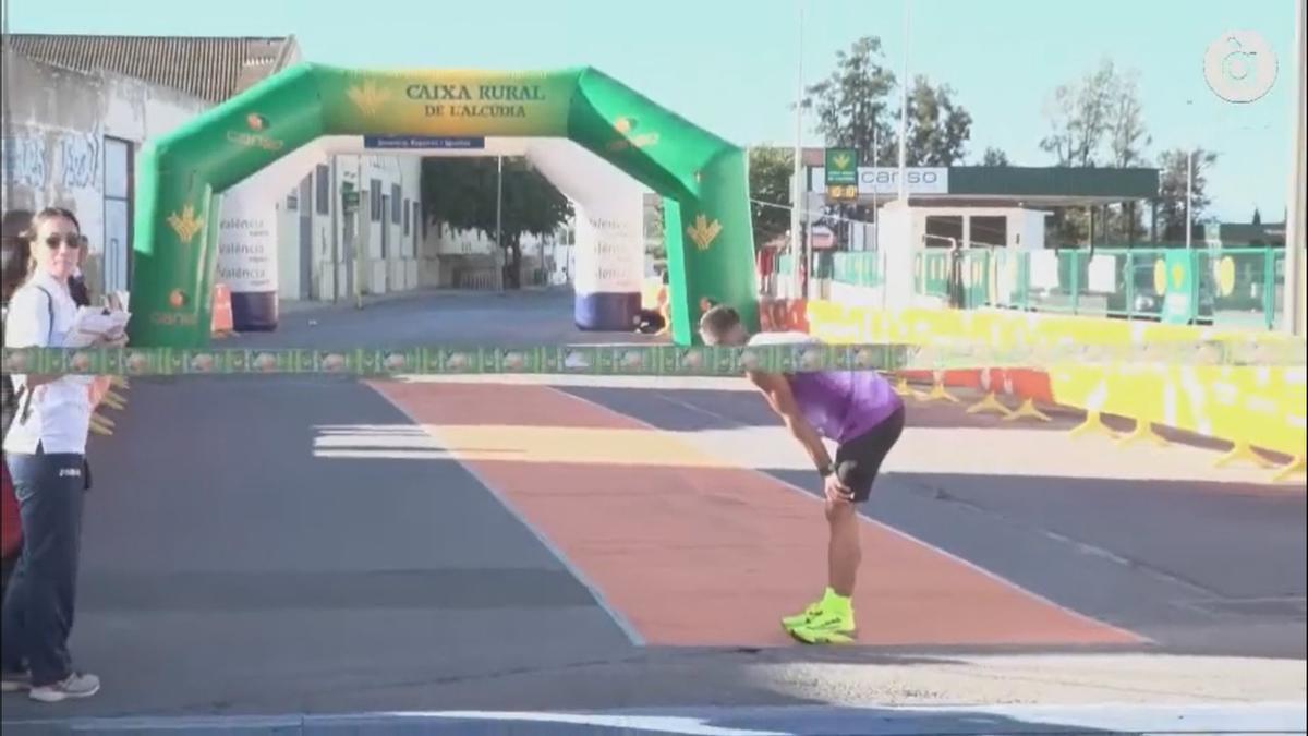 Un atleta frena delante de la meta en la VII Media Maratón del Kaki Persimon de l’Alcúdia (Valencia).