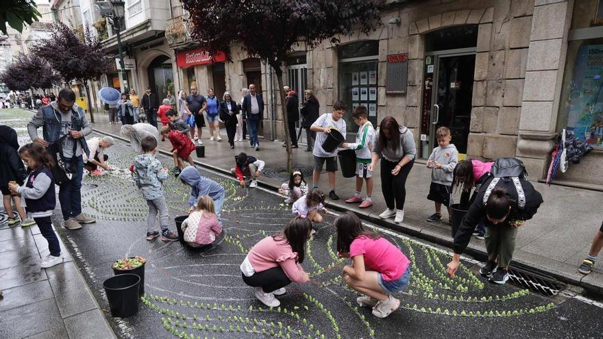 Las alfombristas de Redondela cruzan los dedos ante la posibilidad de lluvia