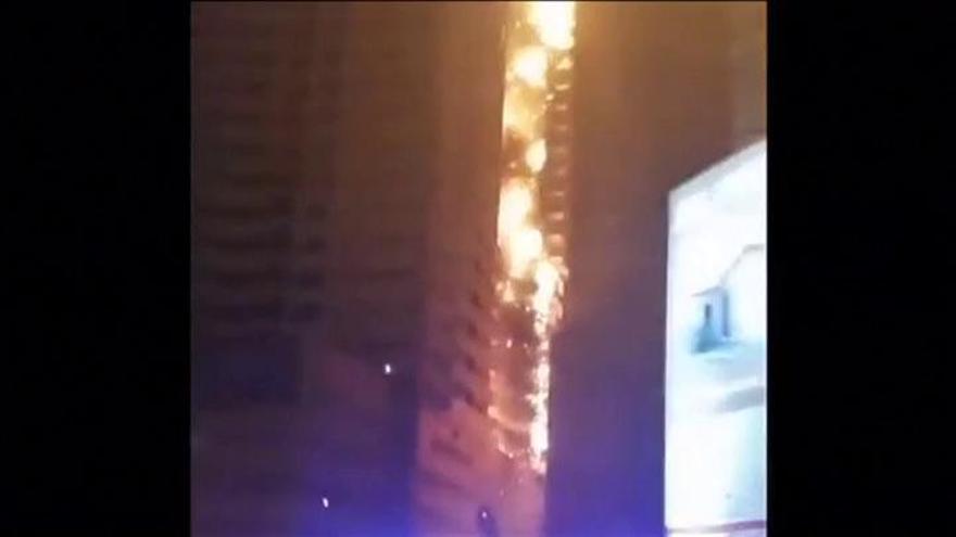 'En llamas' uno de los rascacielos de Emiratos Árabes