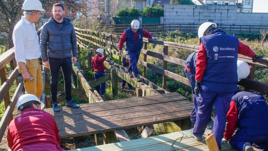 El Obradoiro de Emprego renueva las pasarelas del paseo marítimo de A Seca