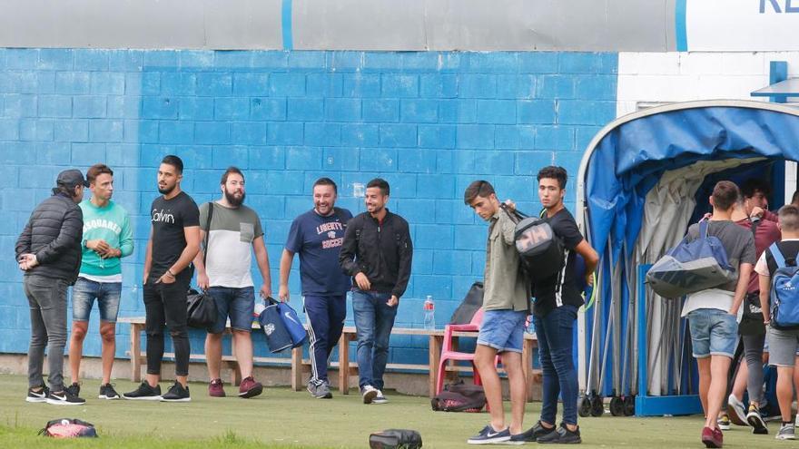 Jugadores y técnicos del Avilés esta mañana a la puerta de los vestuarios