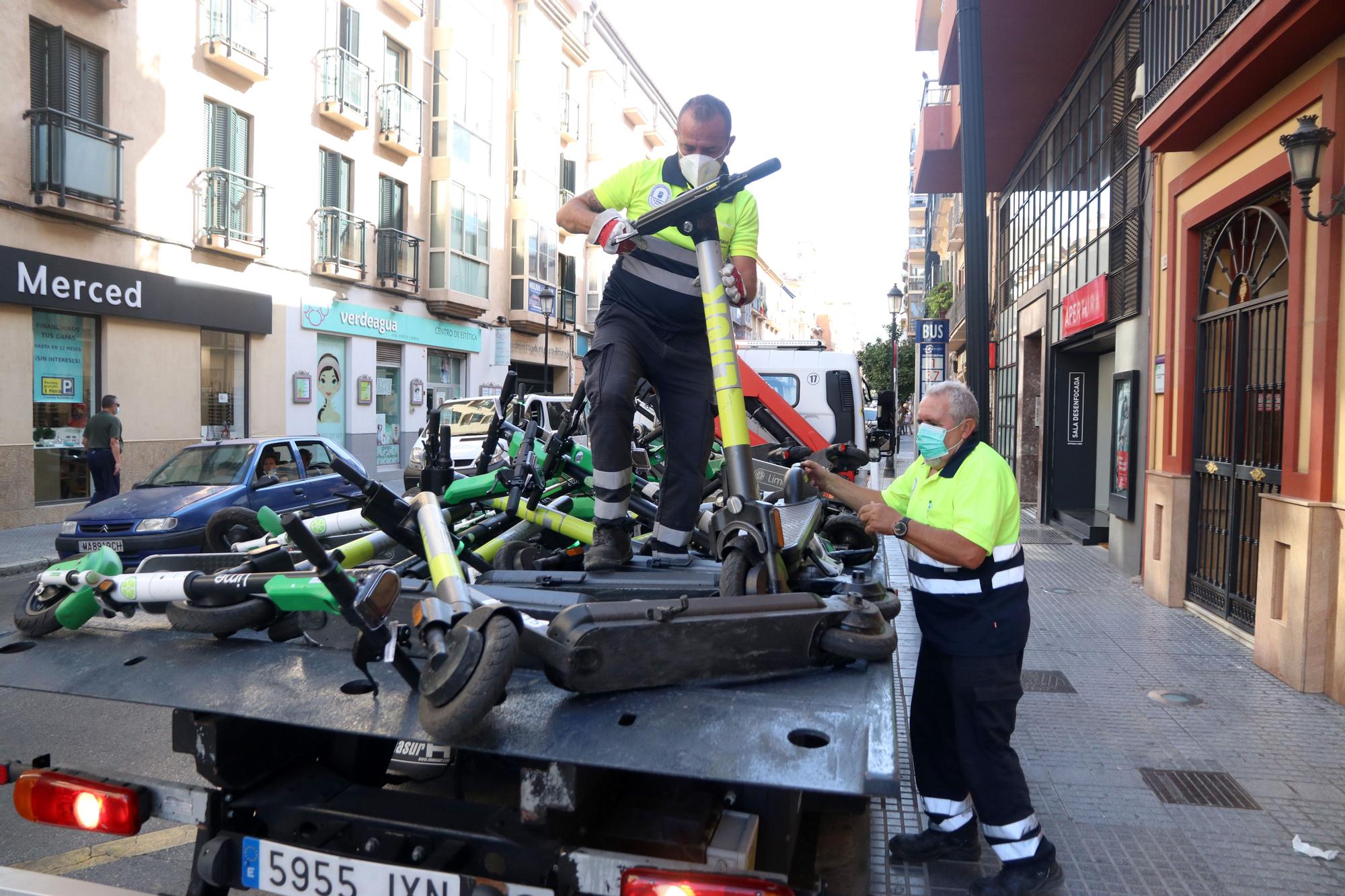 La grúa de Málaga ya se lleva los patinetes y bicicletas mal aparcados