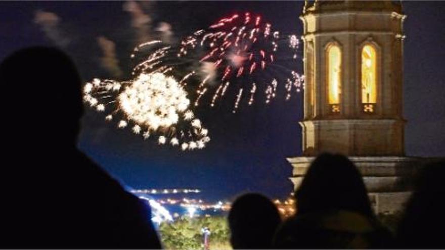 El castell de focs vist des de la muralla de Girona, un dels millors punts per seguir l&#039;espectacle.