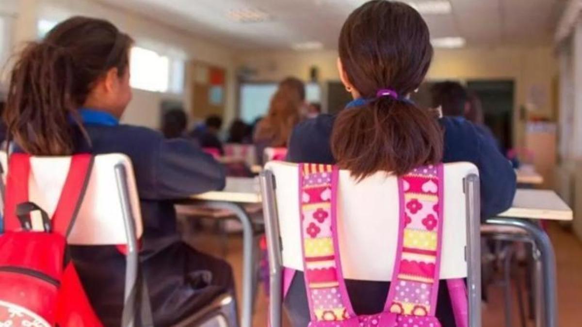 Dos alumnas durante una clase.