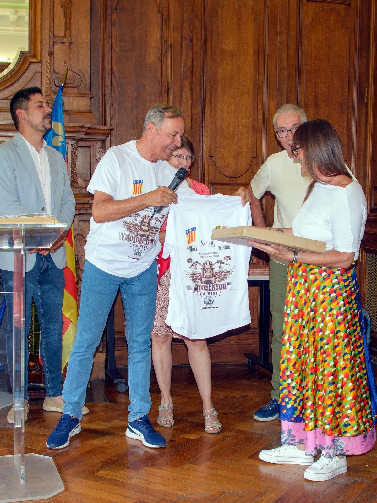 Entrega de las camisetas.
