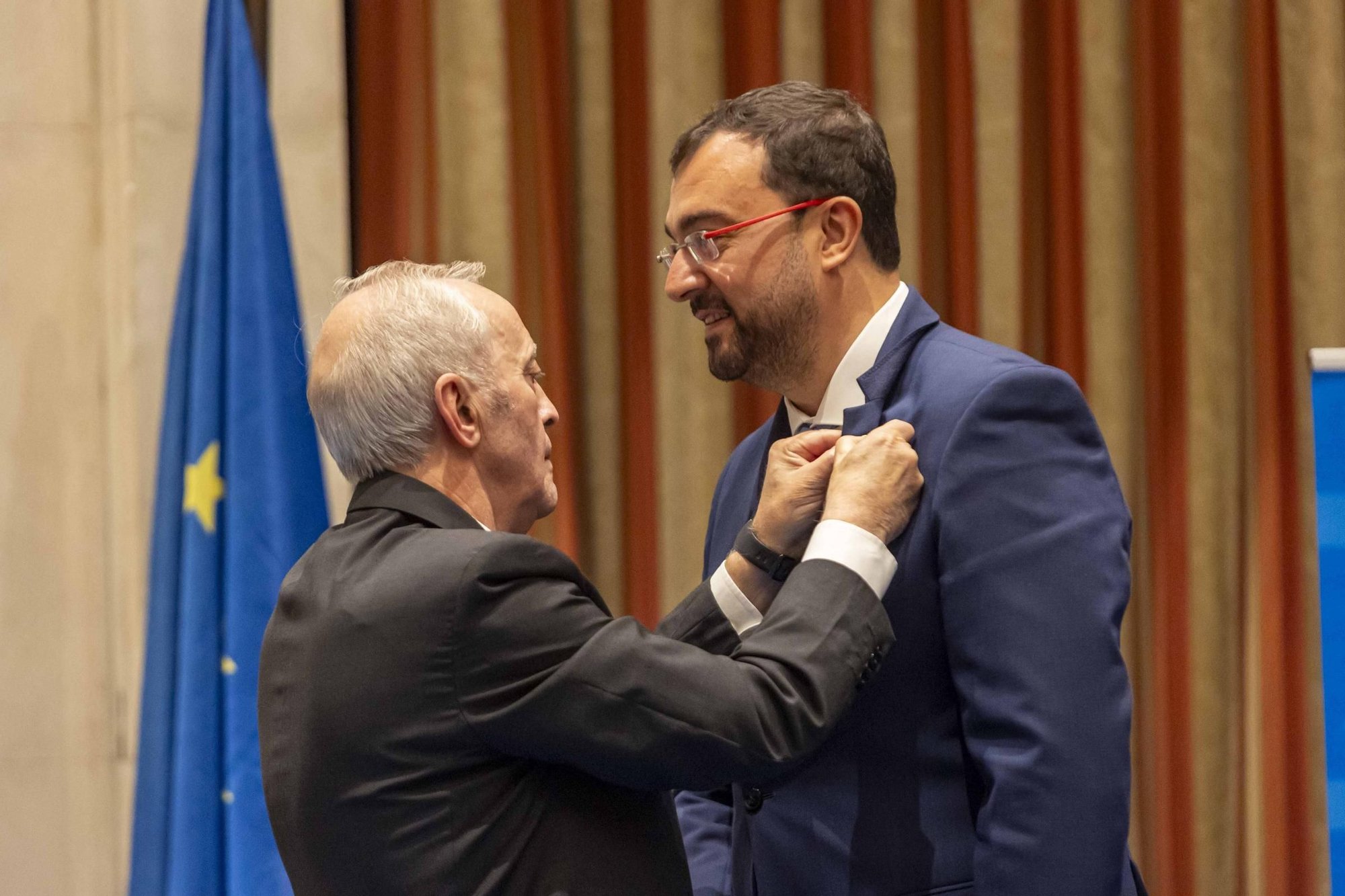 La Asociación Día de Galicia en Asturias entrega su medalla de oro a Adrián Barbón y Carmen Moriyón