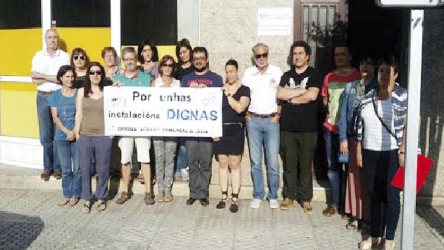 Personal de la Oficina Agraria de Lalín, ayer, durante la concentración ante el edificio.