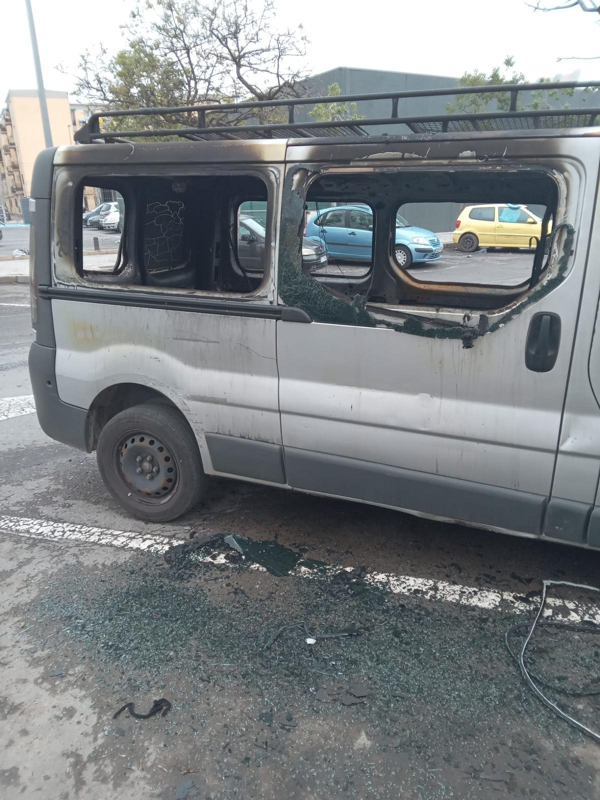 Los vehículos adyacentes también se vieron afectados por el fuego. Los vehículos adyacentes también se vieron afectados por el fuego.