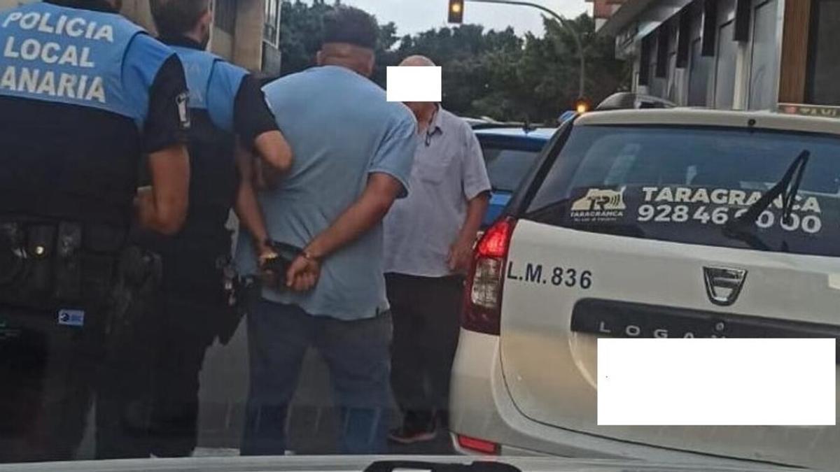 Efectivos de la Policía Local durante la detención del falso taxista en Néstor de la Torre.