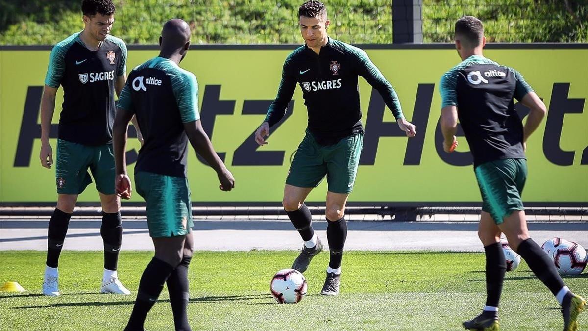 Cristiano Ronaldo, en el entrenamiento con Portugal.