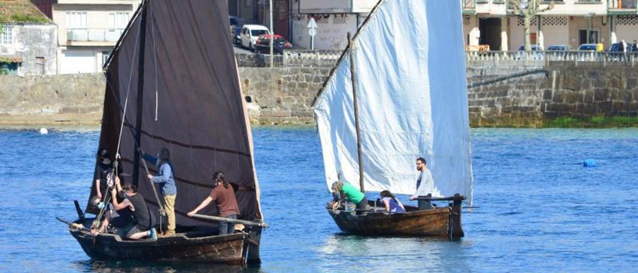 Dos de los barcos de Os Galos, con Víctor Domínguez a bordo del primero de ellos.