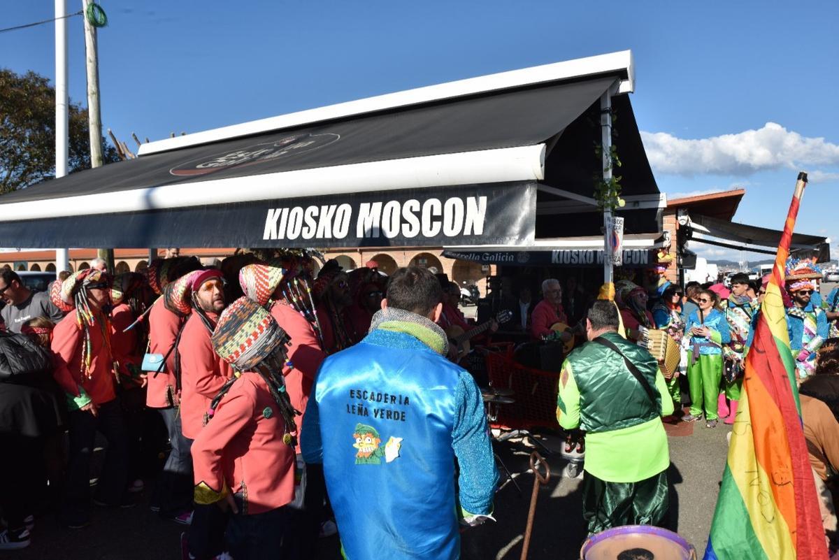 Participantes en la Gran Marcha do Entroido que esta tarde recorre el Sambódromo Meco.