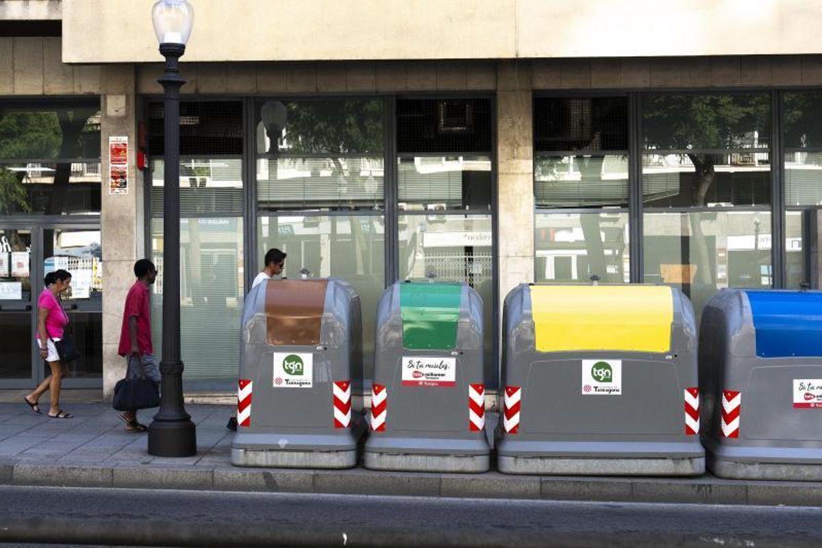 Contenedores de basura selectiva en la Rambla Nova de Tarragona. Contenedores de basura selectiva en la Rambla Nova de Tarragona.