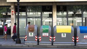 Contenedores de basura selectiva en la Rambla Nova de Tarragona.