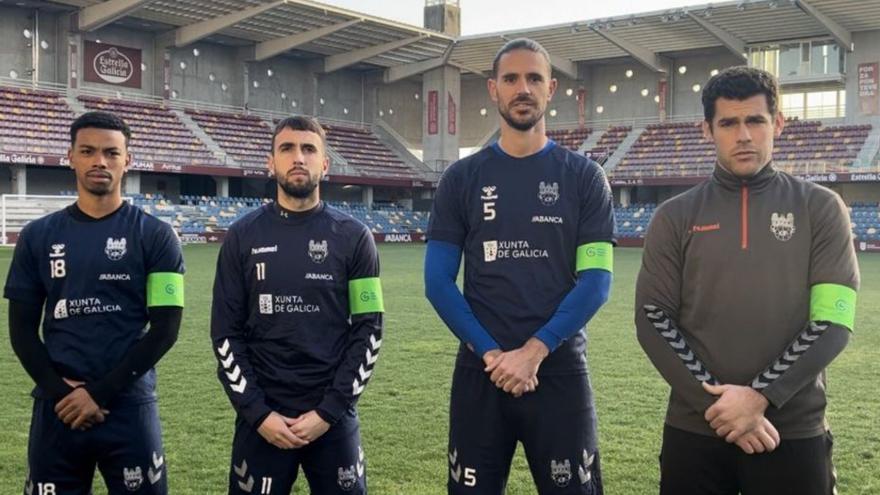 Jugadores con los brazaletes que lucirán hoy. |  // FDV