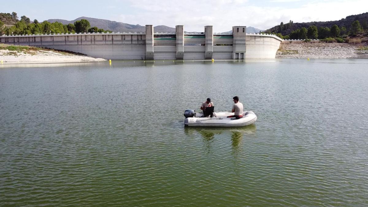 Muestreos en el embalse de Beniarrés.