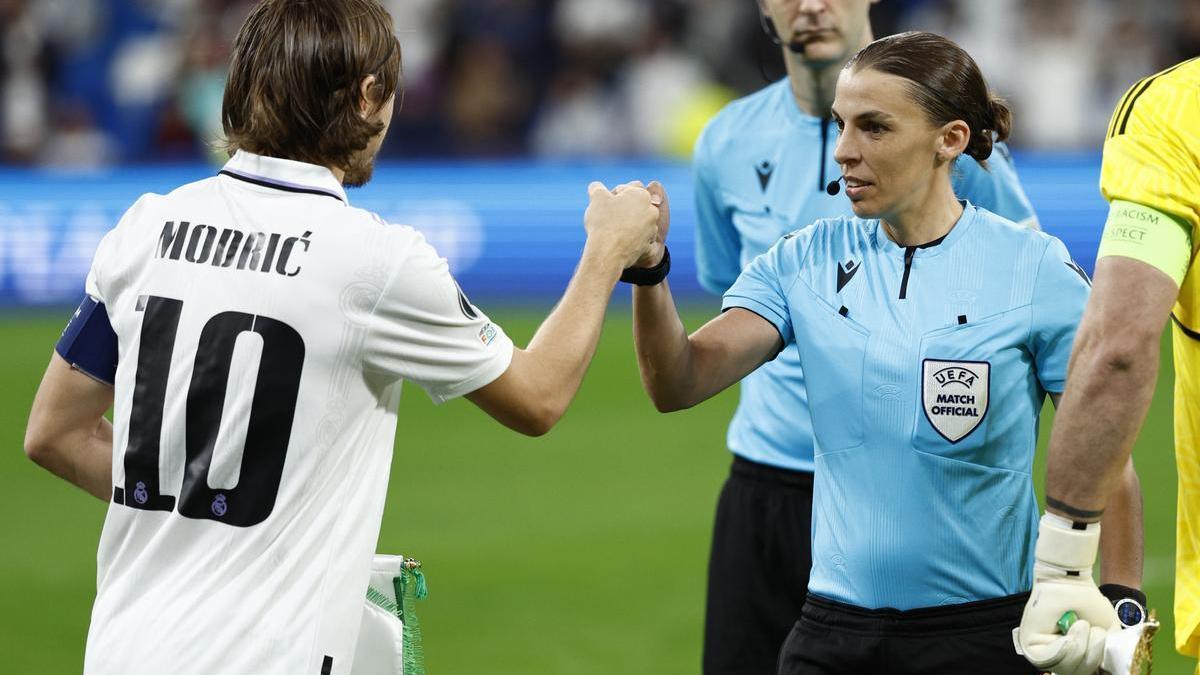 La colegiada francesa Stéphanie Frappart saluda a Luka Modric antes de arrancar el partido de Champions entre el Real Madrid y el Celtic.