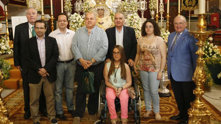 Ana Zamudio, Amparo Centoya y Andrés Torres con representantes de la cofradía y de La Opinión.