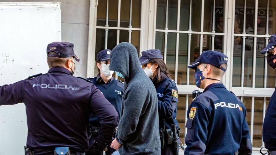 La Policía de Benidorm traslada a uno de los detenidos por la trama rusa de blanqueo.