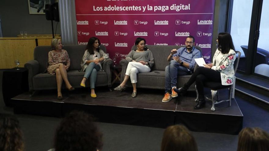 Amparo Gil, Nuria Pérez, Almudena Román, Alberto Soler y la moderadora, Nuria Llopis.