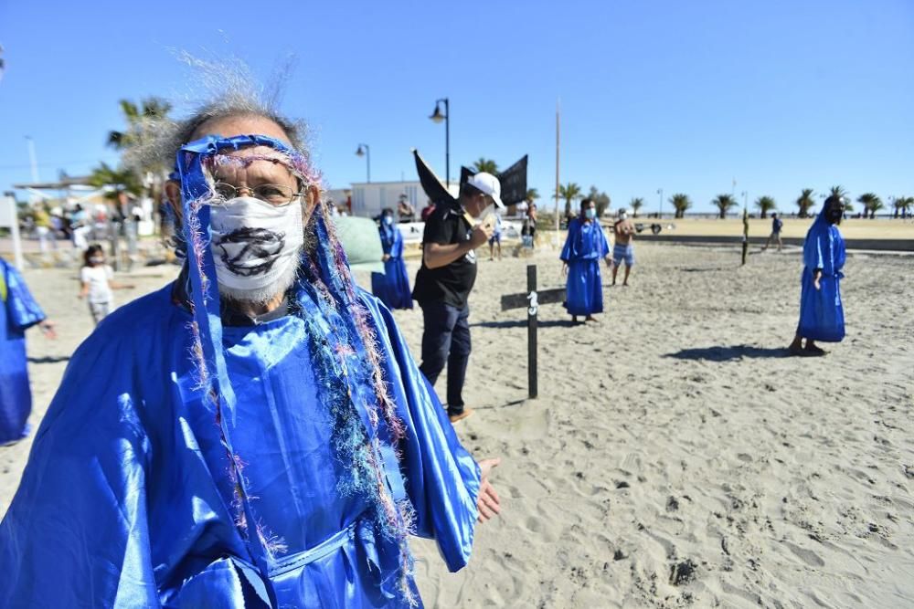 Centenares de personas se concentran en Villananitos para alertar del mal estado del Mar Menor