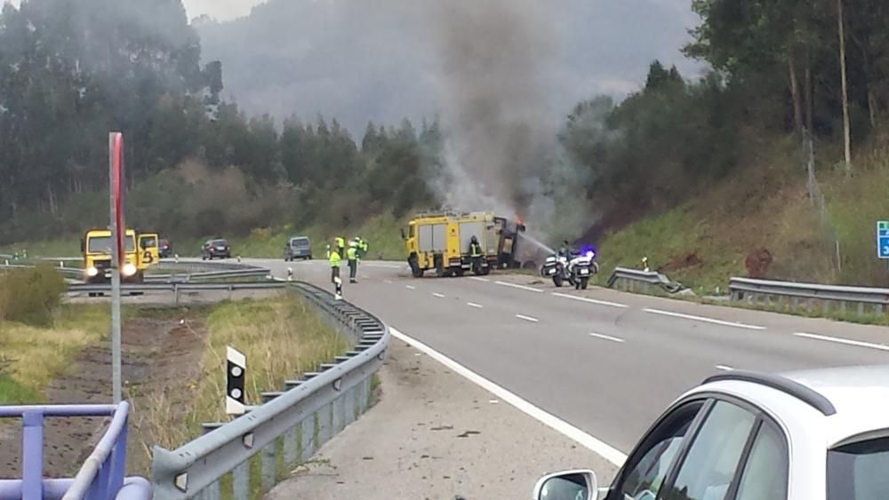 Accidente de un camión en la A-8 a la altura de Villaviciosa