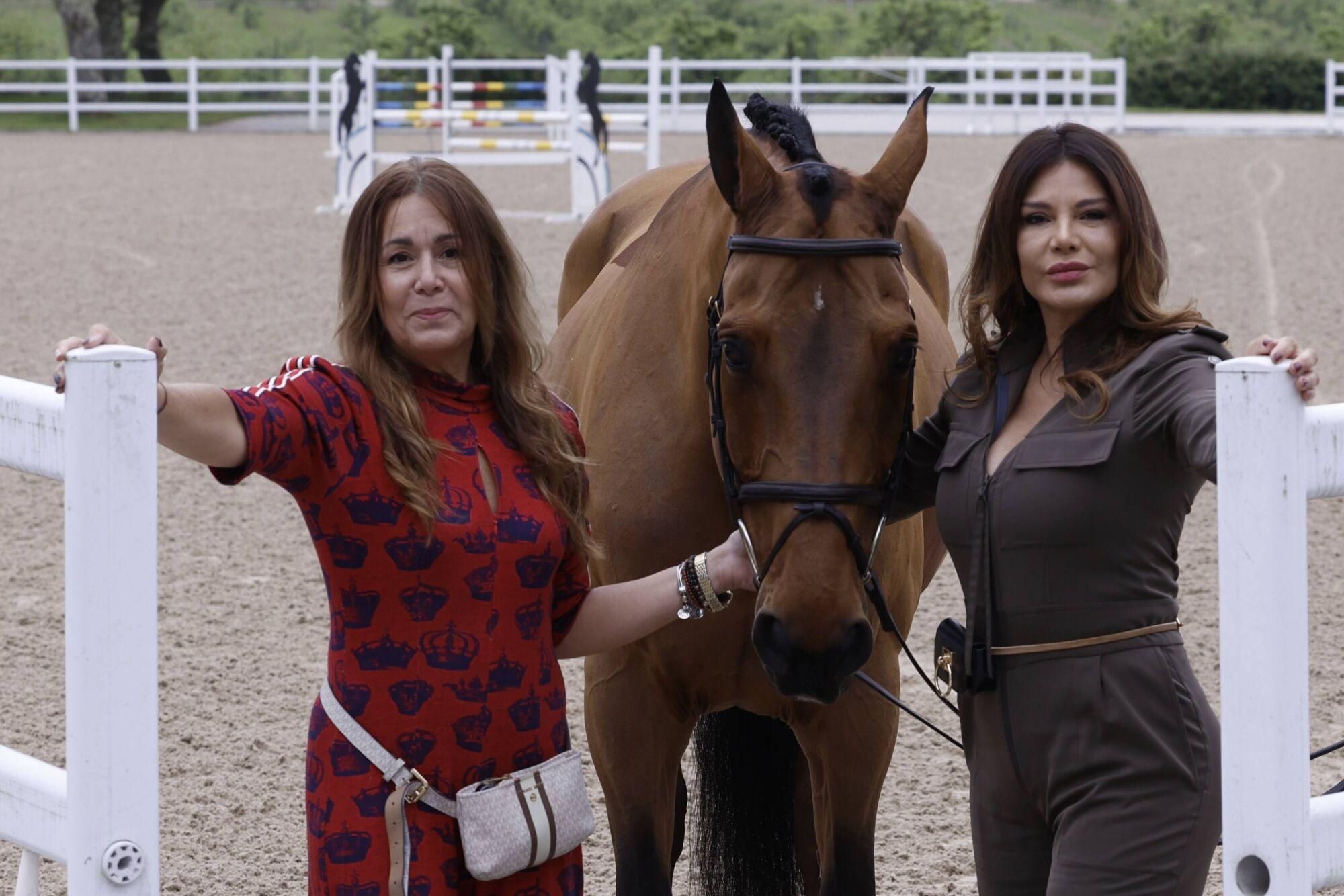 Ivonne Reyes, una amazona de lujo entre caballos en Sariego.