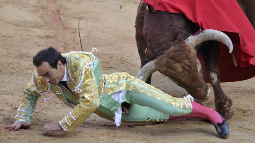 «El Cid» es empitonado por el toro en el cuarto día de los sanfermines