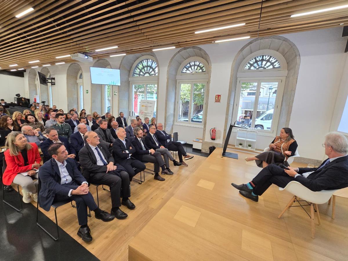 Luz Gil y Martí Saballs, ante un numeroso público.