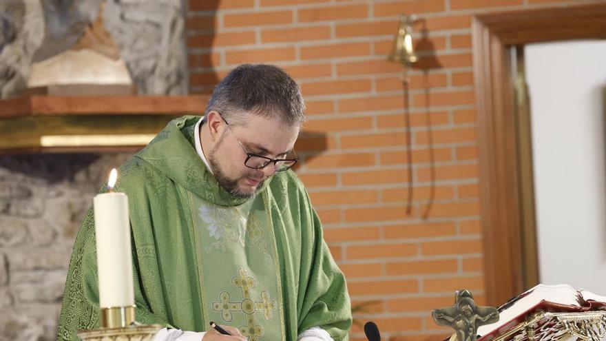 Relevos sacerdotales en Gijón: Emmanuel González oficia su primera misa en Viesques