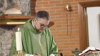 Relevos sacerdotales en Gijón: Emmanuel González oficia su primera misa en Viesques