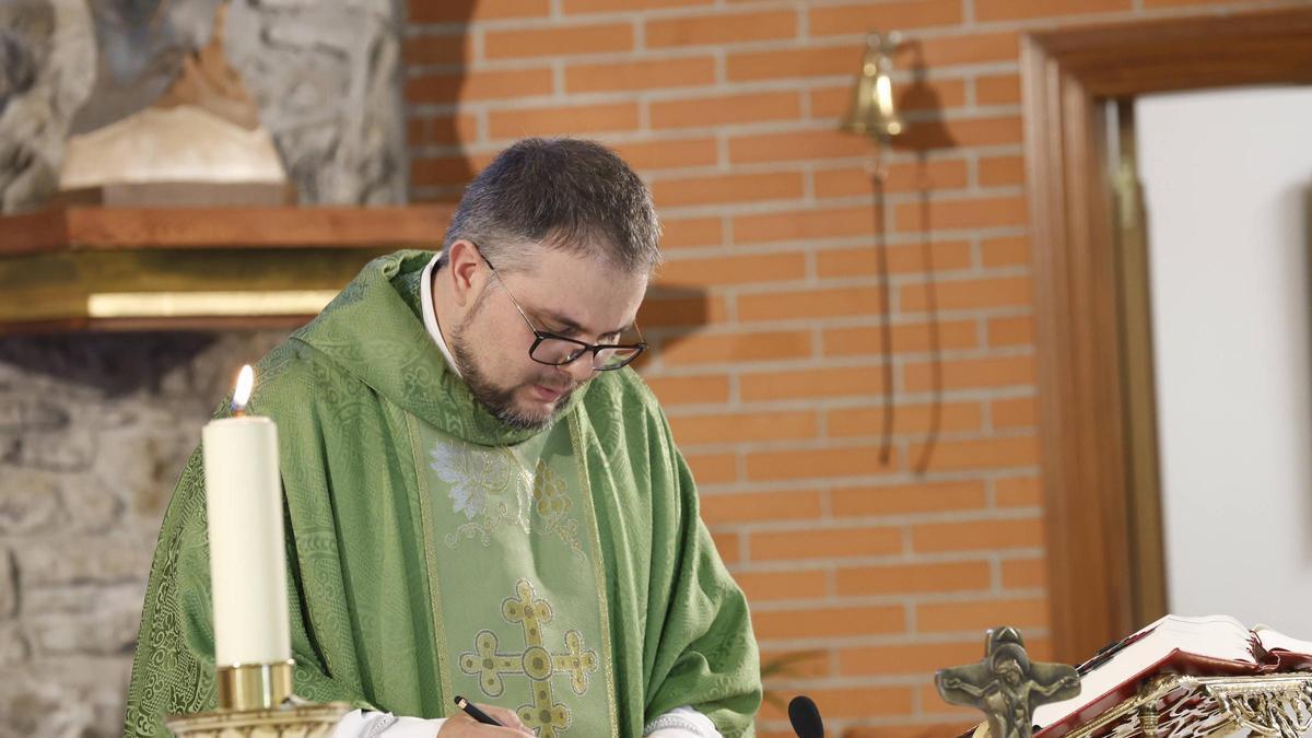 Emmanuel González oficia su primera misa en Viesques