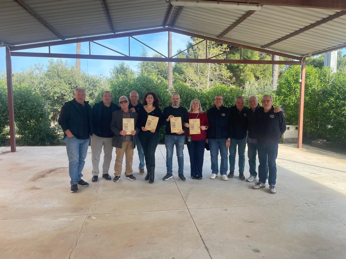 Foto de familia de responsables de la ONCE y miembros de la tertulia Amigos del Arroz con Costra de Elche