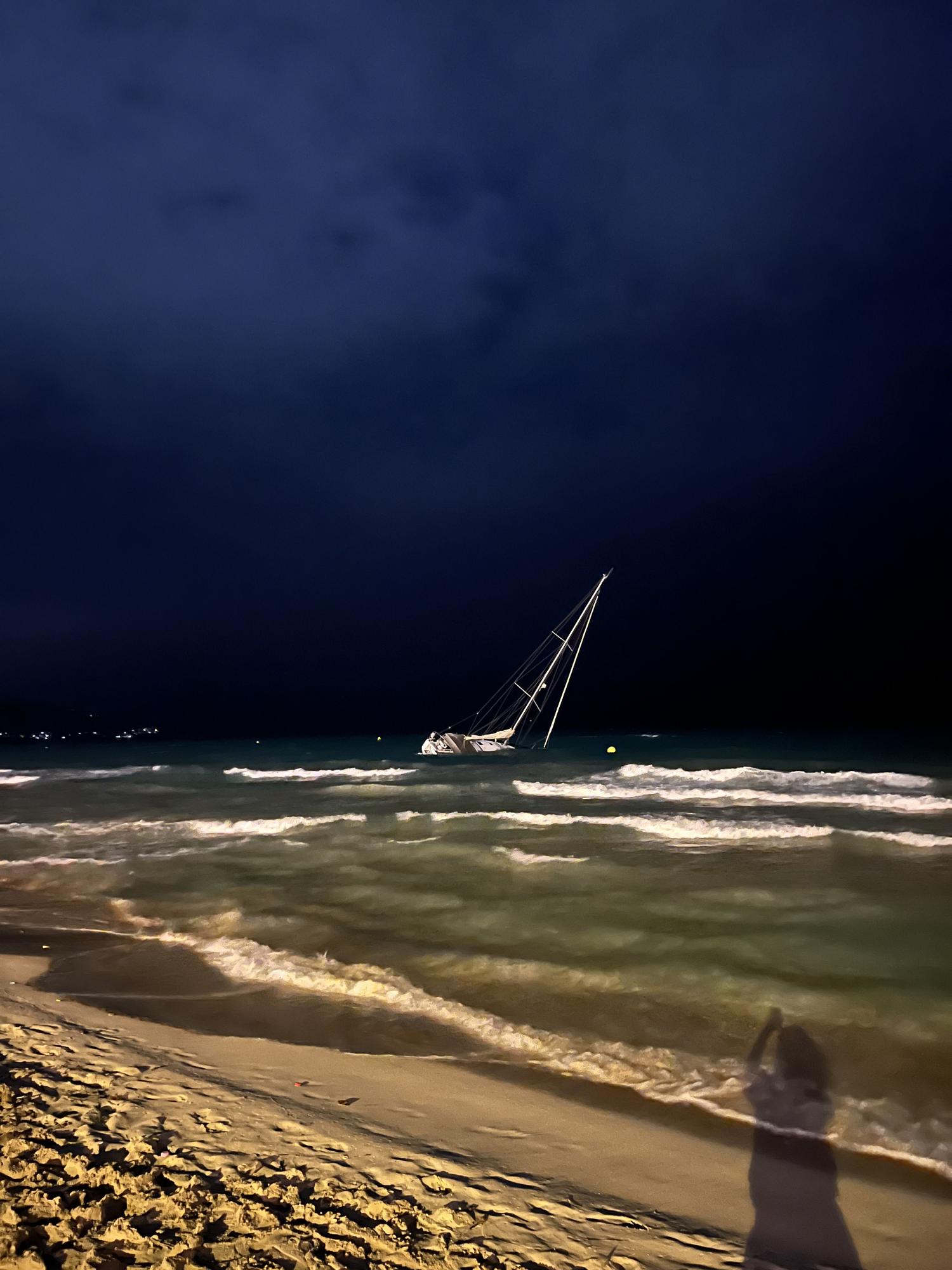 Segelboot am Strand von Cala Millor gekentert