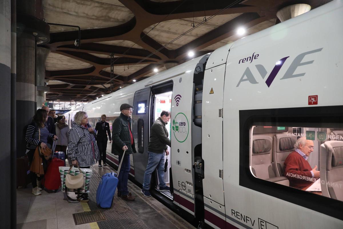 Pasajeros subiéndose al AVE en Asturias.