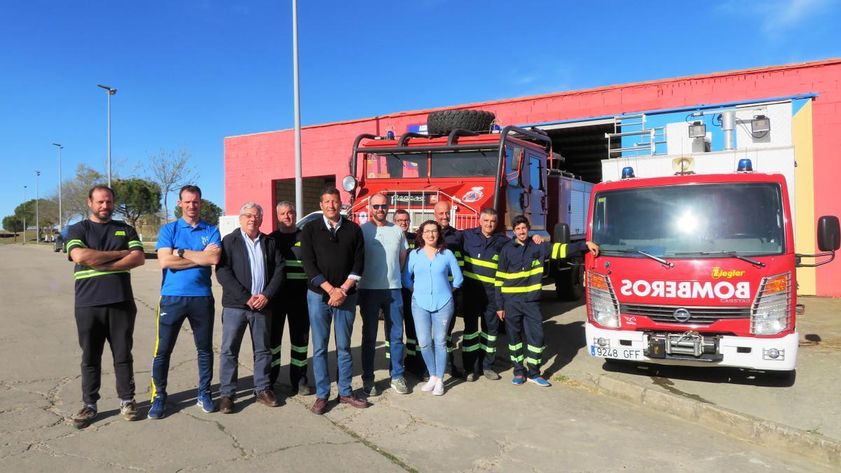 Autoridades y bomberos voluntarios en la presentación del nuevo vehículo