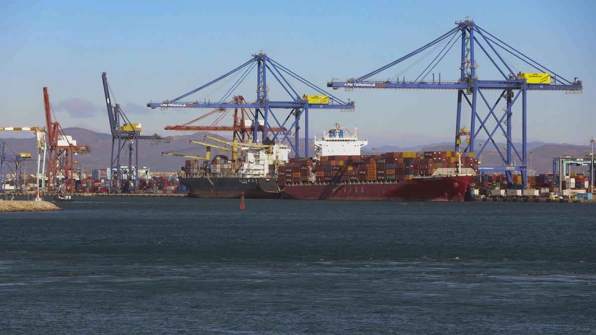 Barcos llenos de contenedores en el puerto de València.