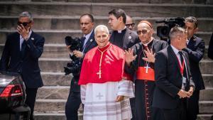 El papa León XIV a su llegada a la catedral de Barcelona.