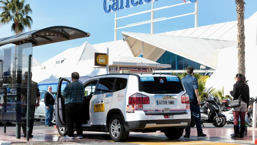 Los taxis de la Marina Baixa suben las tarifas para compensar el aumento de costes