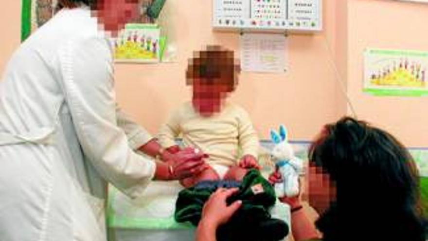 Salud vacuna ya de sarampión a los niños de doce meses de edad