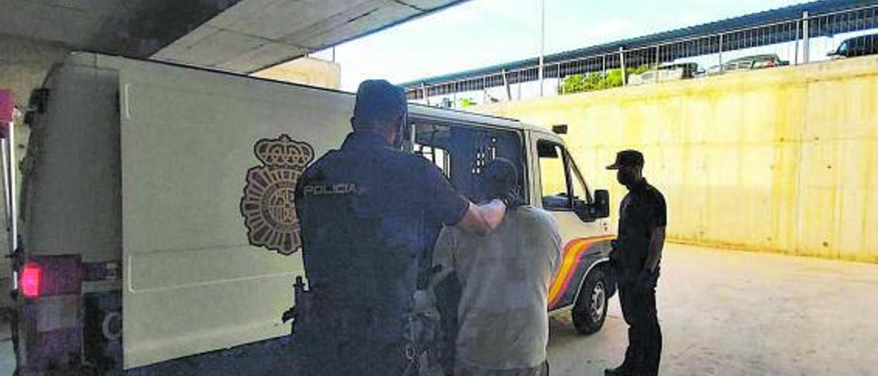 La Policía Nacional con uno de los detenidos esta mañana. | POLICÍA NACIONAL