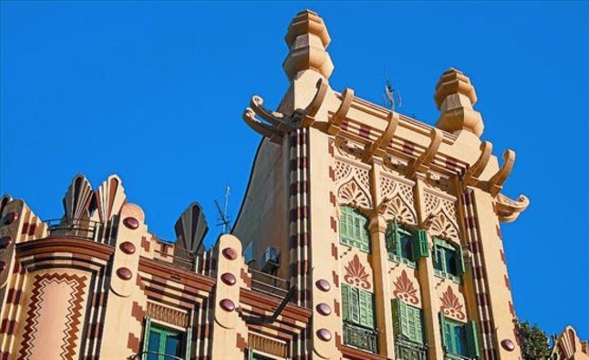 Detalle de la fachada de la Casa China, en el cruce de las calles de Muntaner y Consell de Cent.