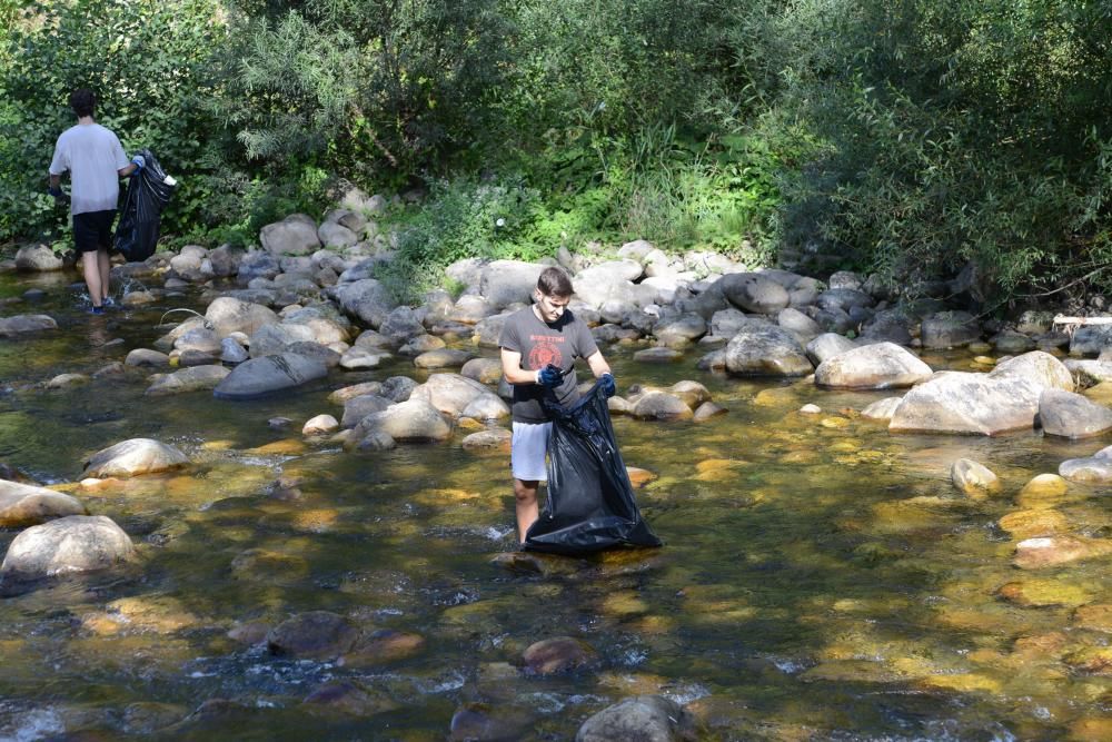 Limpieza del río tras el Descenso del Nalón en Laviana