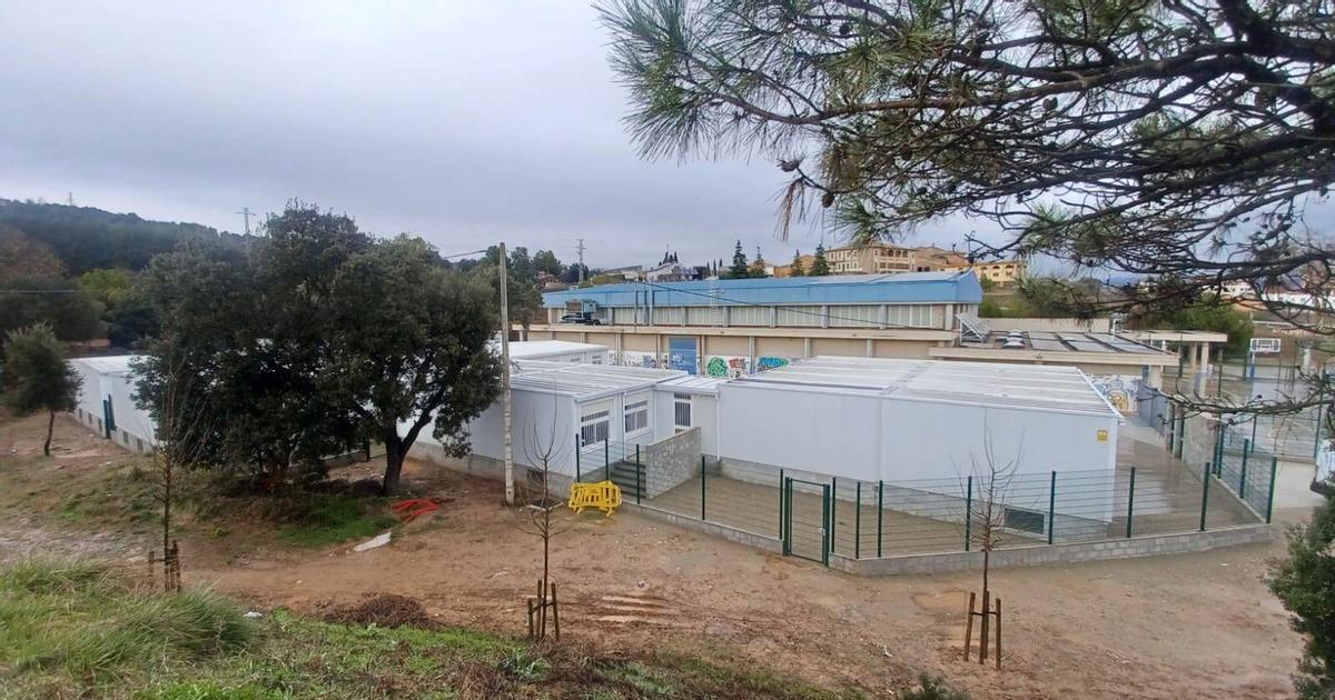 Els nous mòduls, ja instal·lats, a tocar del pavelló de Navàs