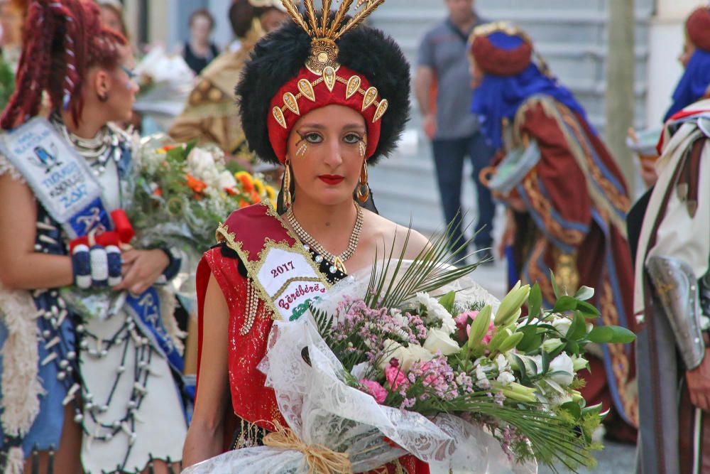 Los rojaleros demostraron ayer la devoción que sienten por su patrón durante la ofrenda de flores.