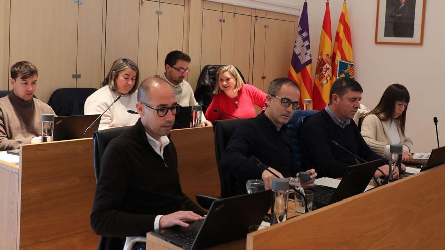 Los ocho consellers de Sa Unió en el pleno del mes de febrero del Consell Insular de Formentera.