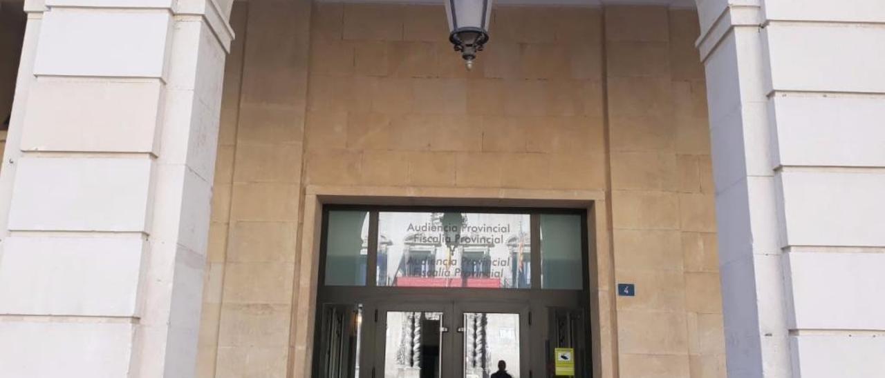 Entrada de la Audiencia Provincial de Alicante