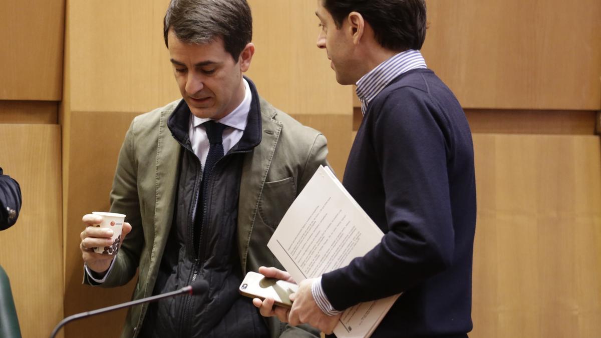 Pedro Navarro y Sebastián Contín conversan en un pleno del Ayuntamiento de Zaragoza, en una imagen de archivo.